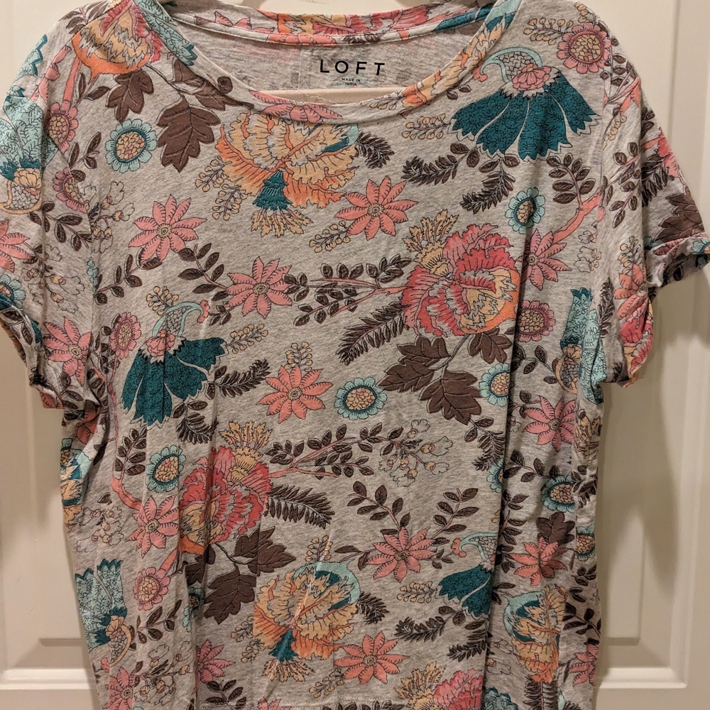 LOFT floral grey and pastel sz XL short sleeve t shirt